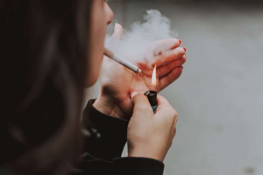 Woman smoking - Habits to stop to help physical health